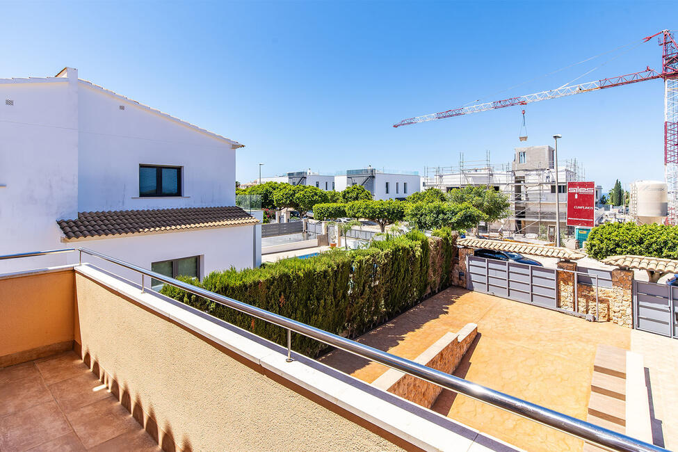 Elegante Doppelhaushälfte mit Pool und Garten in Puig de Ros