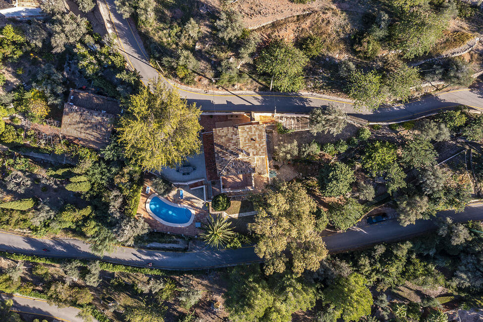 In die Natur eingebettete Villa mit Meer- und Bergblick in Deia