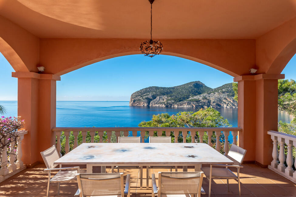 Luxury villa in 1st sea line with rental license in Camp de Mar