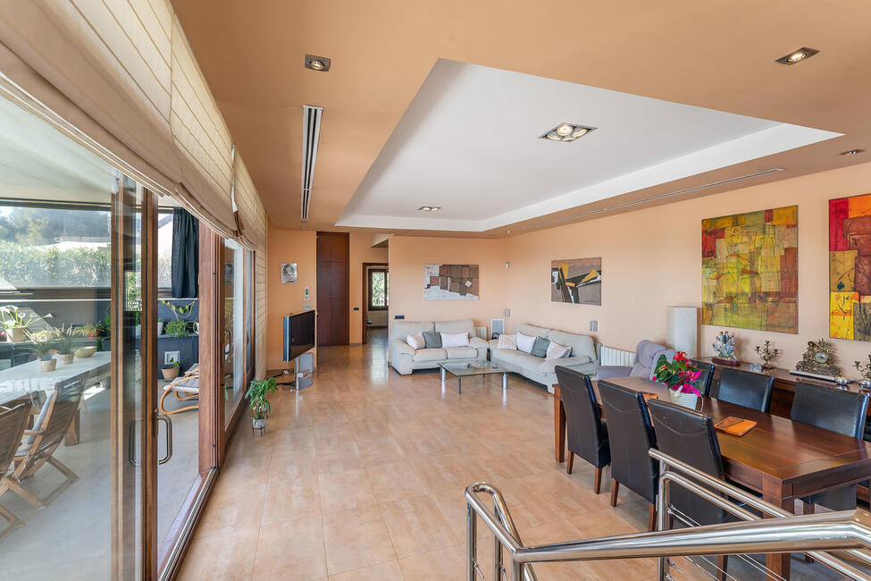 Schöne Villa in fantastischer Lage mit Meerblick und Pool in Genova