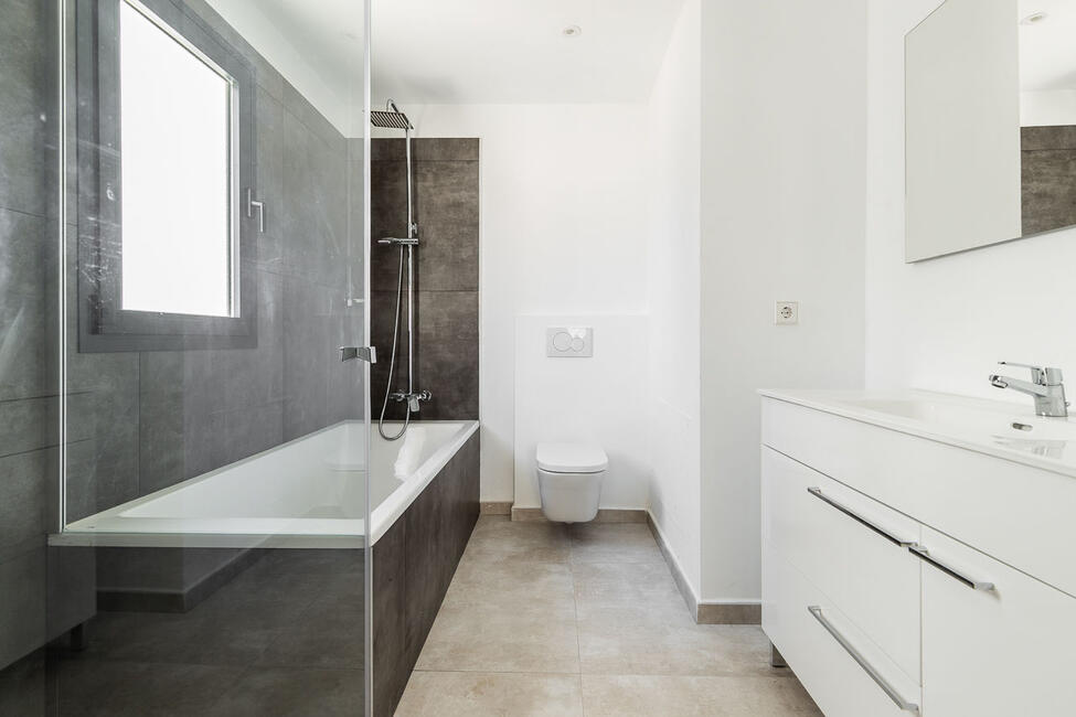 Neubau-Gebäude mit 4 Apartments und 4 Geschäftsräumen in Arenal