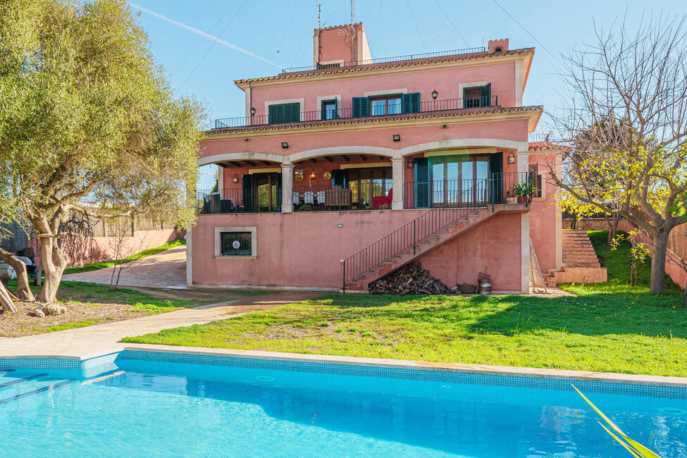 Villa mediterránea con piscina y vistas al mar en Sa Torre