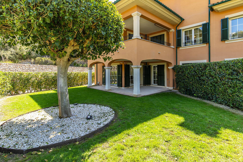 Garden apartment on the golf course with communal pool in Son Vida