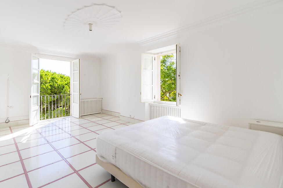 Casa señorial reformada con vistas al mar y piscina a los pies del Castillo de Bellver en Palma