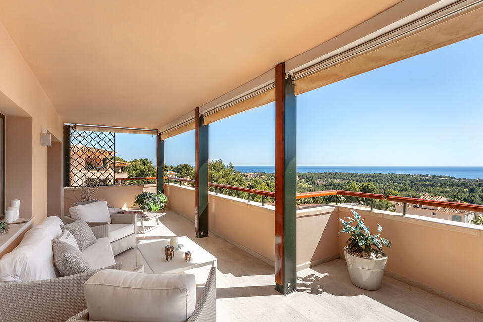 Fantástico ático con vistas al mar cerca del campo de golf en Bendinat