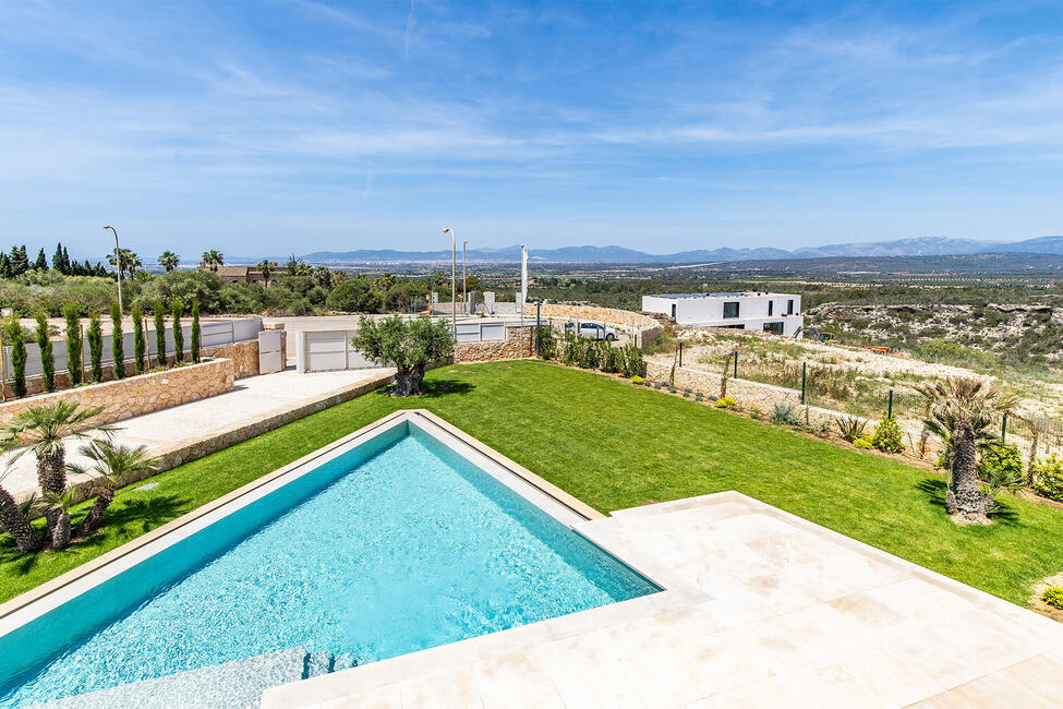 Luxus Neubau-Villa mit Innen- und Aussenpool in Son Gual