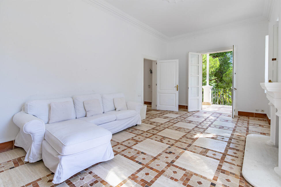 Casa señorial reformada con vistas al mar y piscina a los pies del Castillo de Bellver en Palma