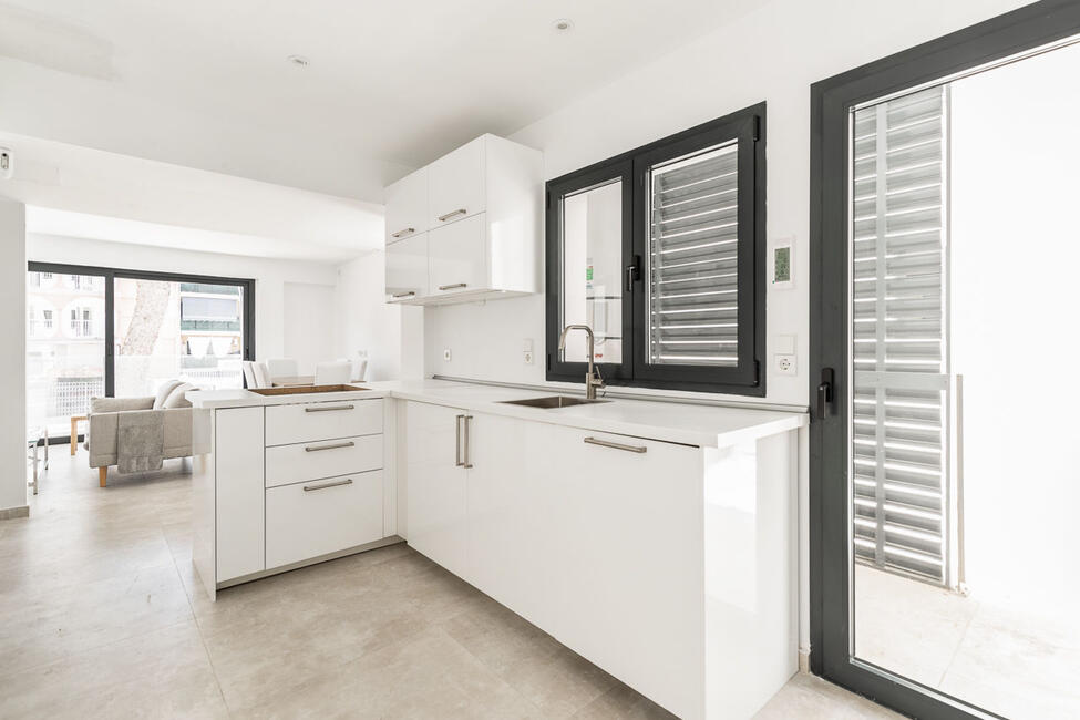Neubau-Gebäude mit 4 Apartments und 4 Geschäftsräumen in Arenal
