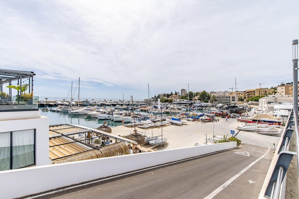 Planta baja bien cuidada con jardín privado y piscina comunitaria en Cas Catalá