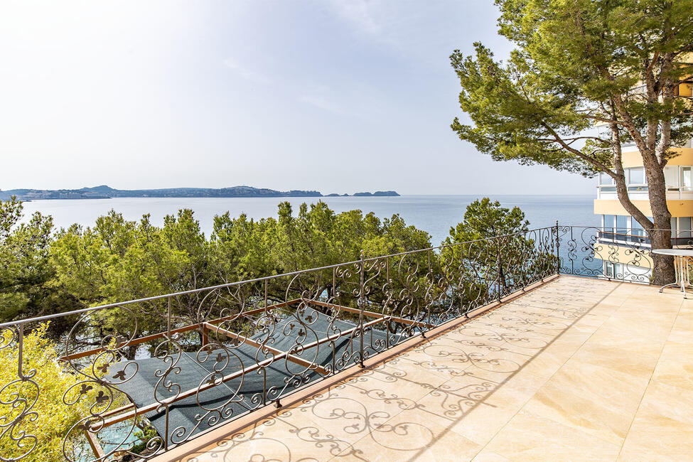 Impresionante villa en 1ª línea de mar y acceso privado al mar en Cala Fornells