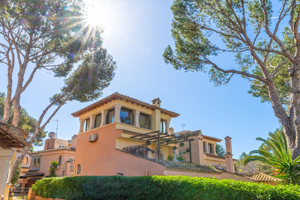 Charmante Villa mit Meerweitsicht in exklusiver Anlage mit Meerzugang in Santa Ponsa