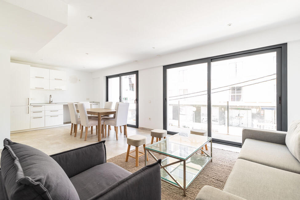 Neubau-Gebäude mit 4 Apartments und 4 Geschäftsräumen in Arenal