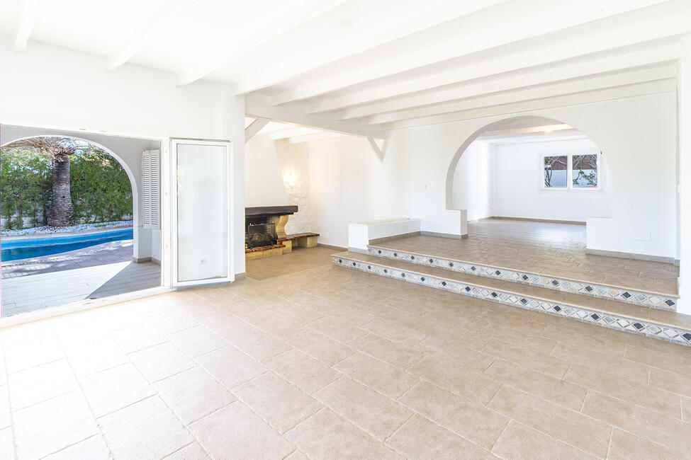 Mediterrane, renovierungsbedürftige Villa mit Pool, in Strandnähe in Palmanova