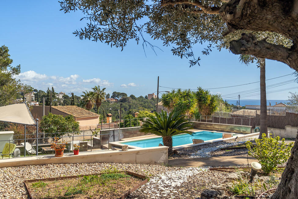 Schöne Villa in fantastischer Lage mit Meerblick und Pool in Genova