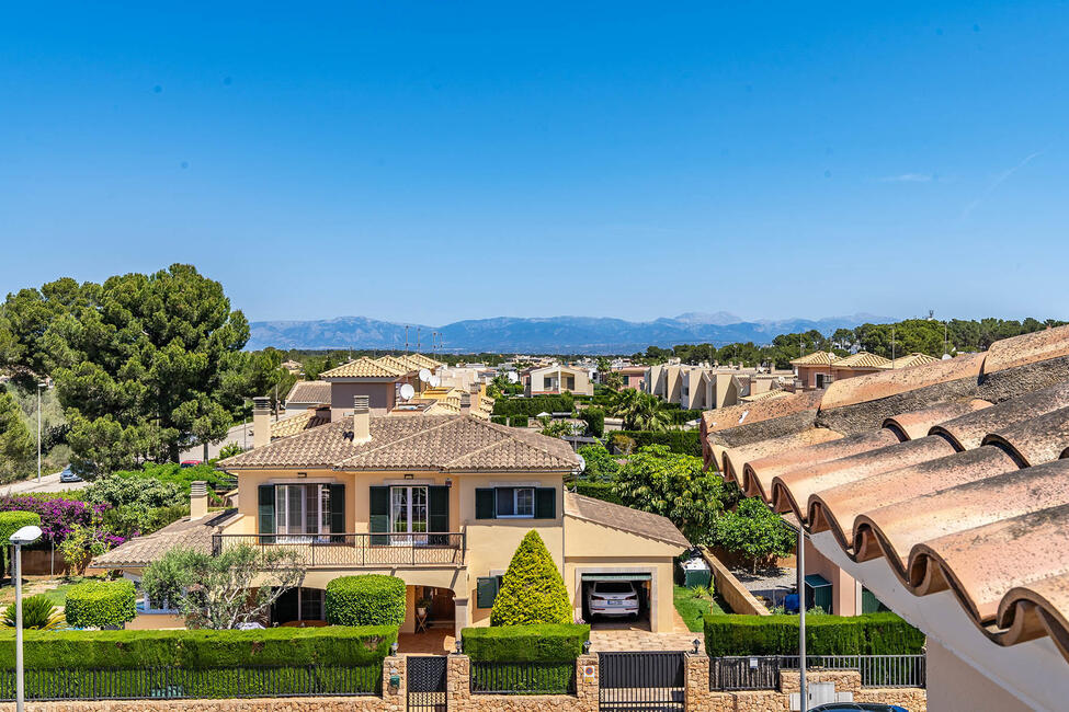 Fantastische Doppelhaushälfte mit Pool und Dachterrasse in Puig de Ros