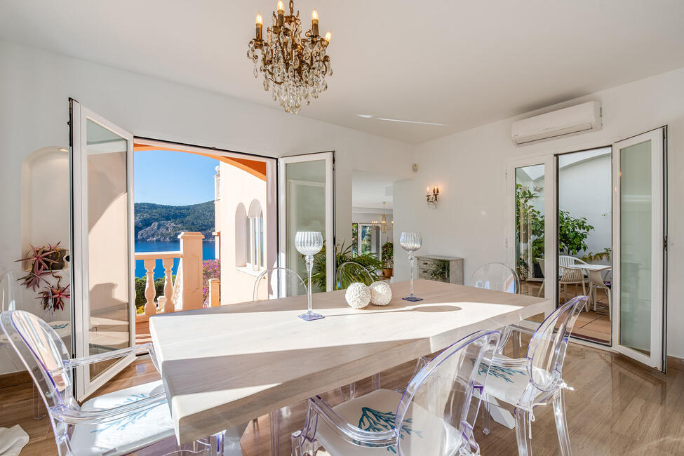 Luxury villa in 1st sea line with rental license in Camp de Mar