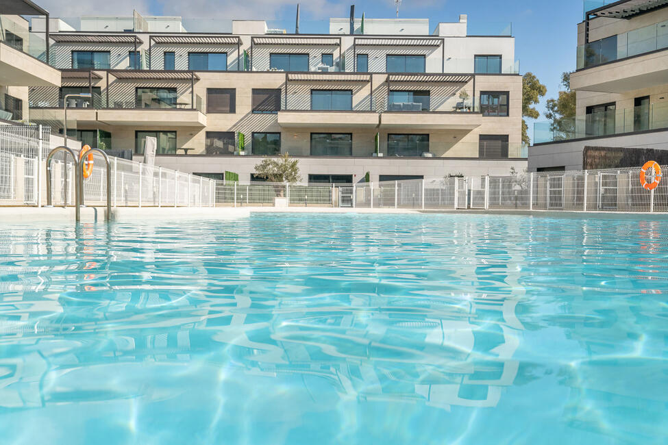 Moderno piso ajardinado con piscina comunitaria en Santa Ponsa