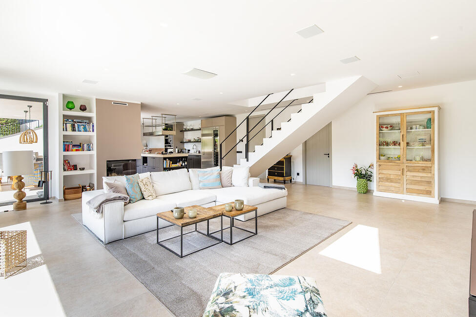 Luxuriöse und lichtdurchflutete Villa in Costa d’en Blanes