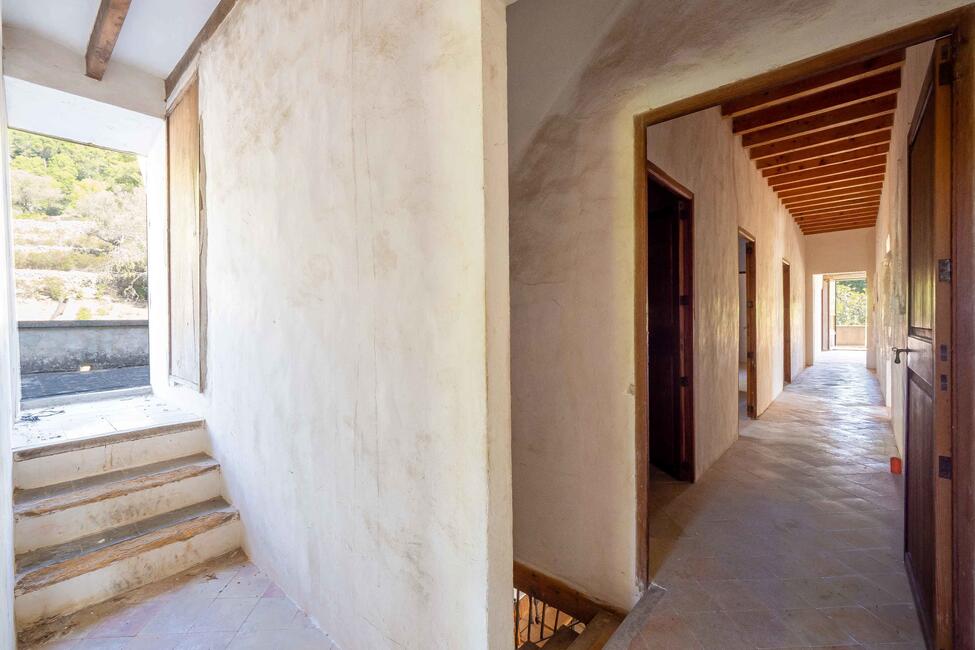 Renovierungsbedürftige Finca mit 710.000 m2 Grundstück in Escorca