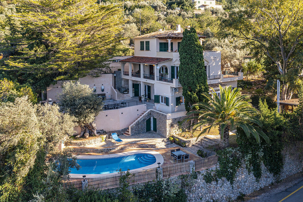 In die Natur eingebettete Villa mit Meer- und Bergblick in Deia