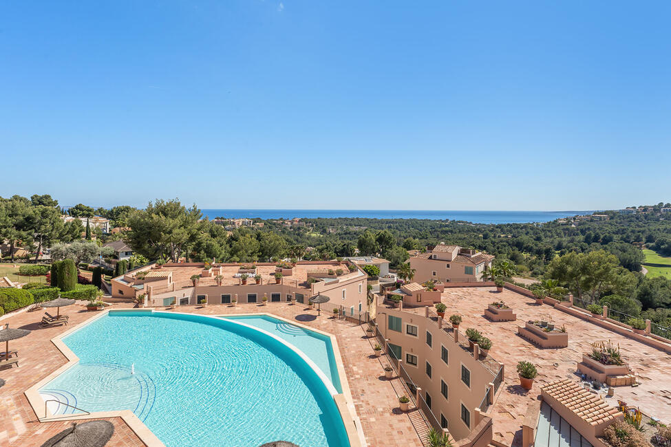 Fantástico ático con vistas al mar cerca del campo de golf en Bendinat