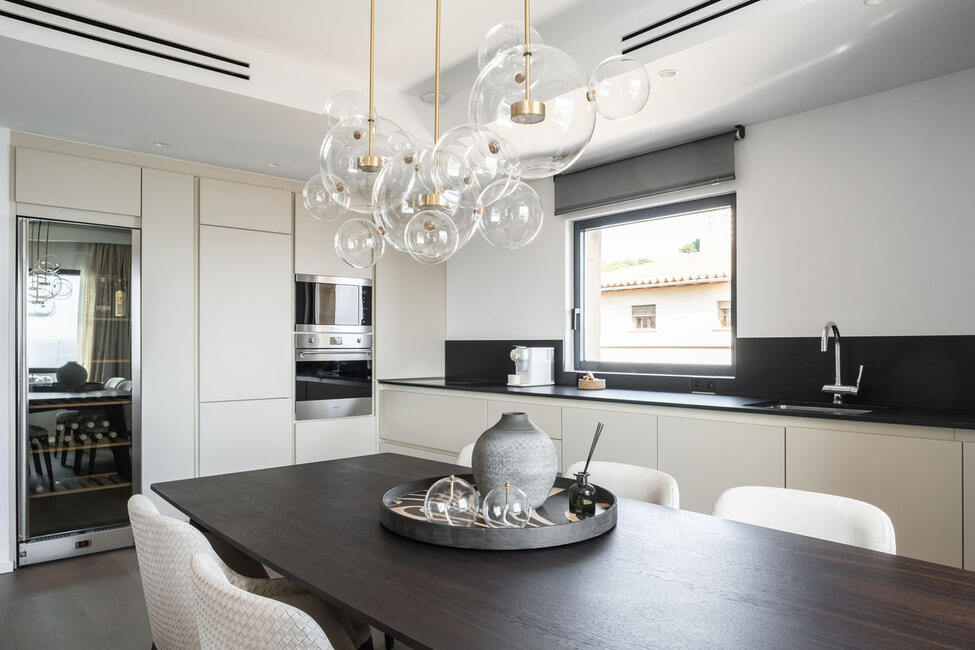 Modernes Penthouse in 1. Meereslinie mit privater Terrasse und Hafenblick in Cala Nova