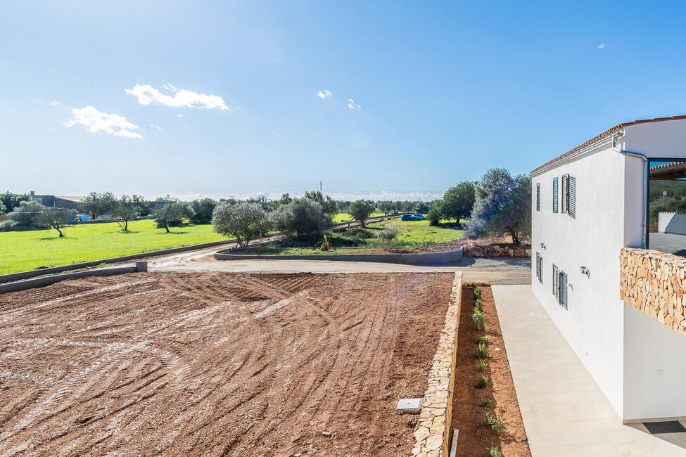 Moderne Neubau-Finca mit 23.000 m2 Grundstück und Pool in Campos