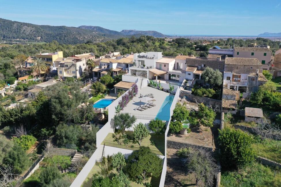 Casa de pueblo de nueva construcción con piscina y vistas a la montaña en Campanet