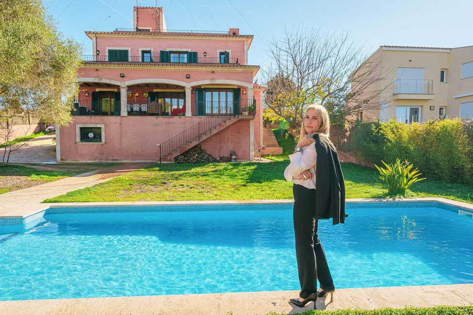 Villa mediterránea con piscina y vistas al mar en Sa Torre