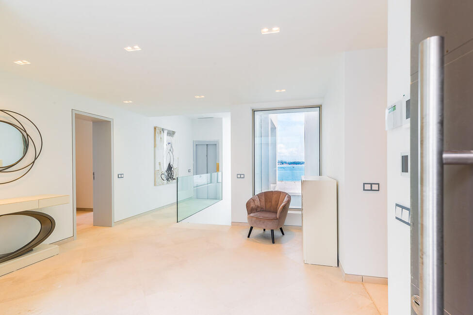 Spektakuläre Neubau-Luxusvilla in 1. Meereslinie in Cala Viñas