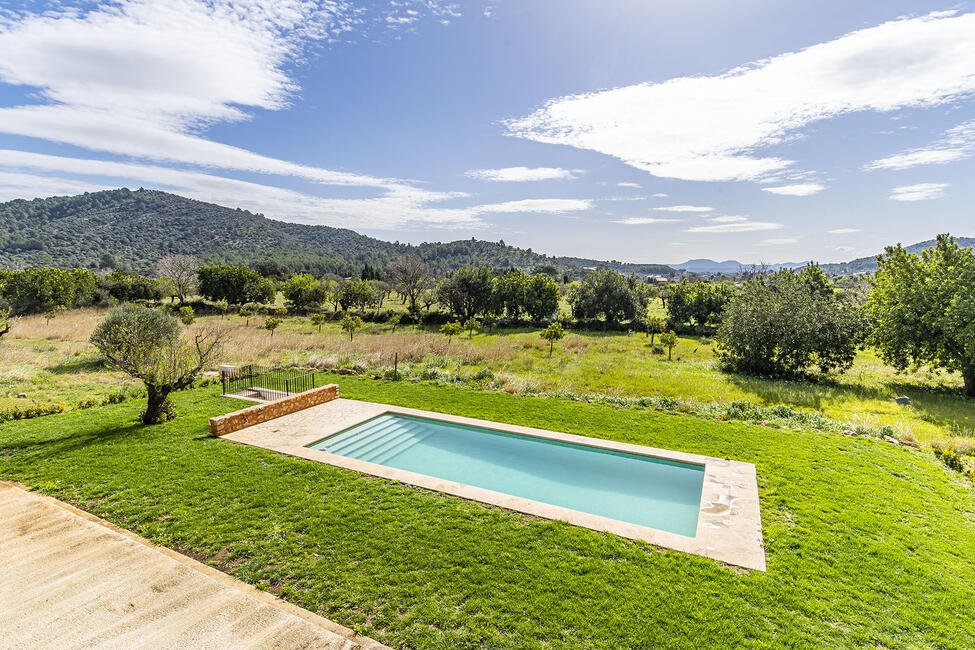 Soleada finca de nueva construcción con maravillosas vistas a la montaña y piscina en Alaró
