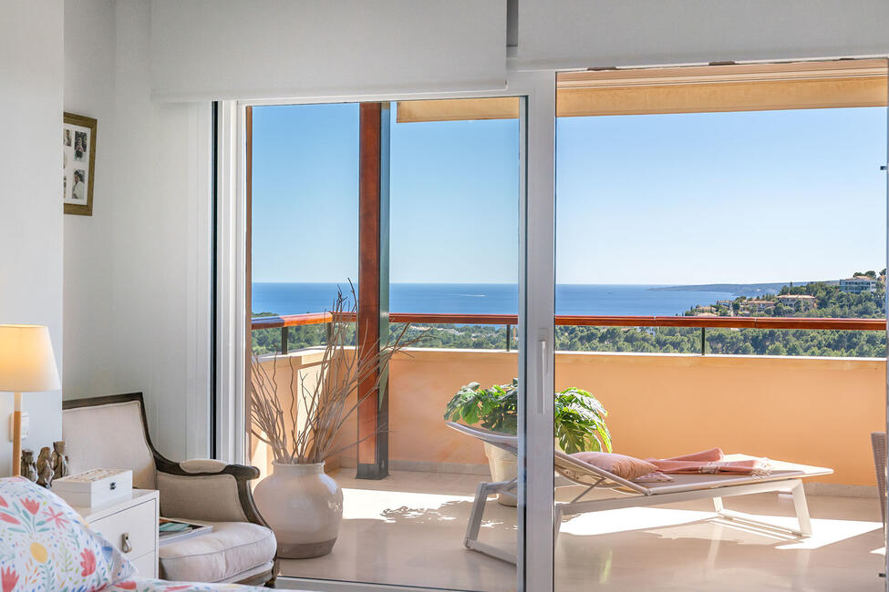 Fantástico ático con vistas al mar cerca del campo de golf en Bendinat