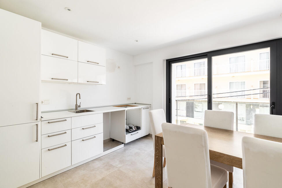 Neubau-Gebäude mit 4 Apartments und 4 Geschäftsräumen in Arenal