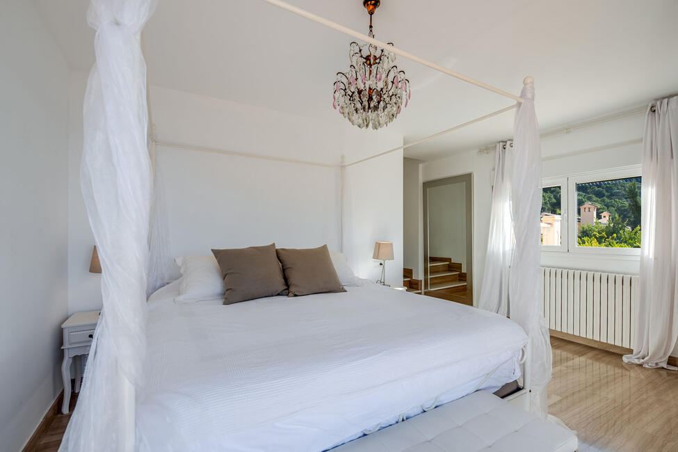 Luxury villa in 1st sea line with rental license in Camp de Mar