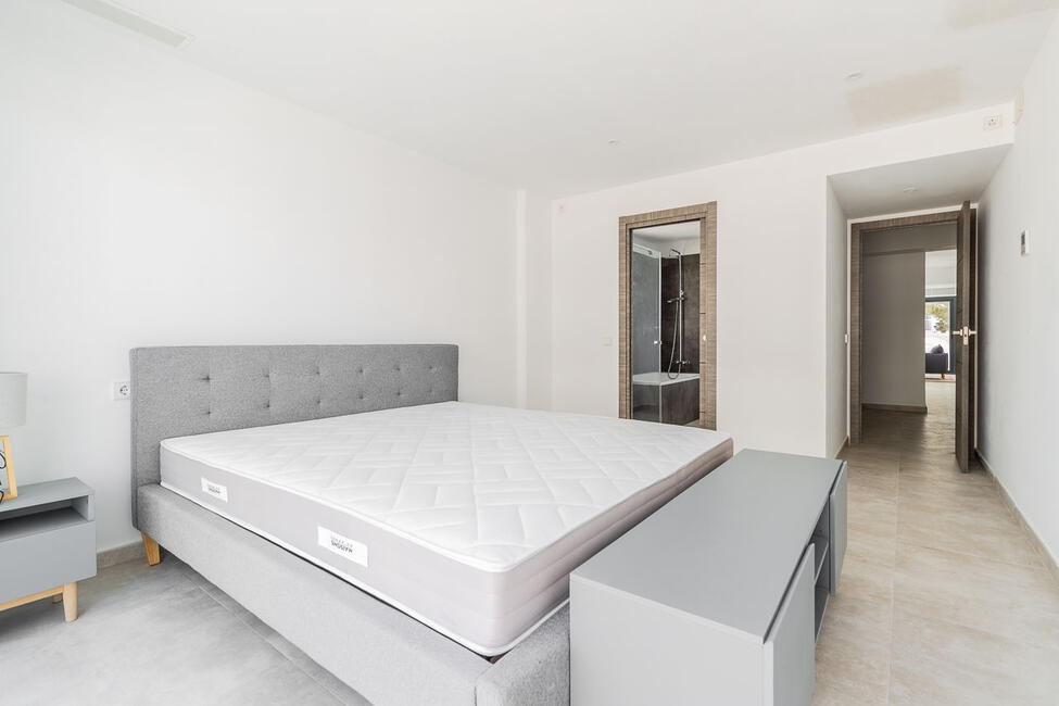 Neubau-Gebäude mit 4 Apartments und 4 Geschäftsräumen in Arenal
