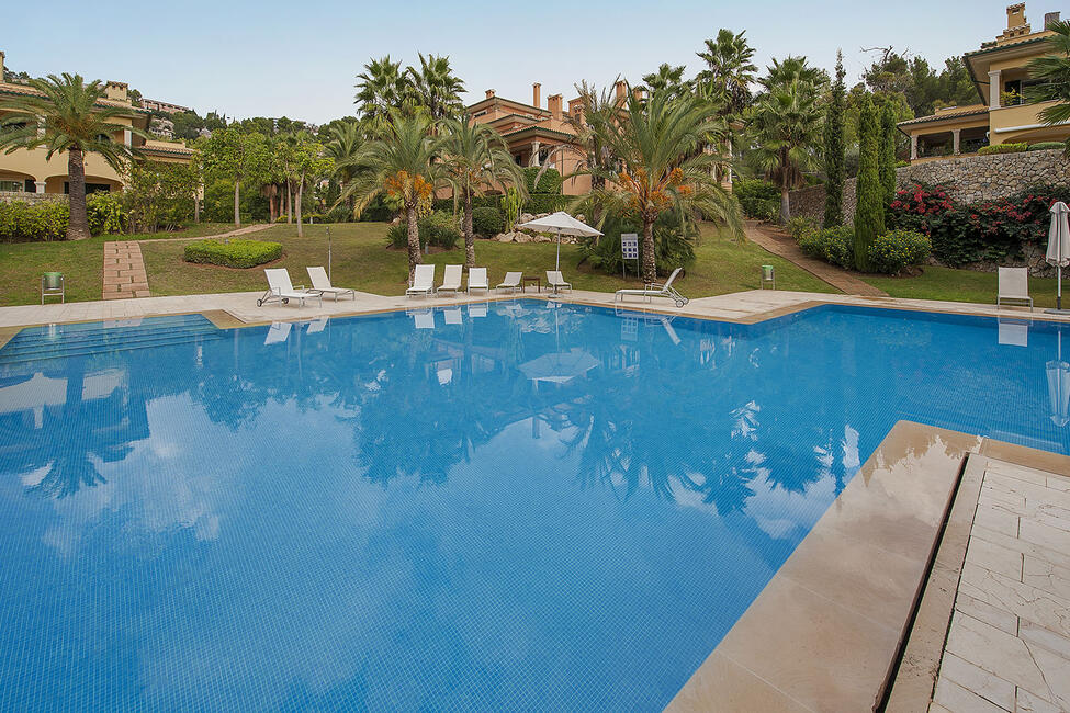 Garden apartment on the golf course with communal pool in Son Vida