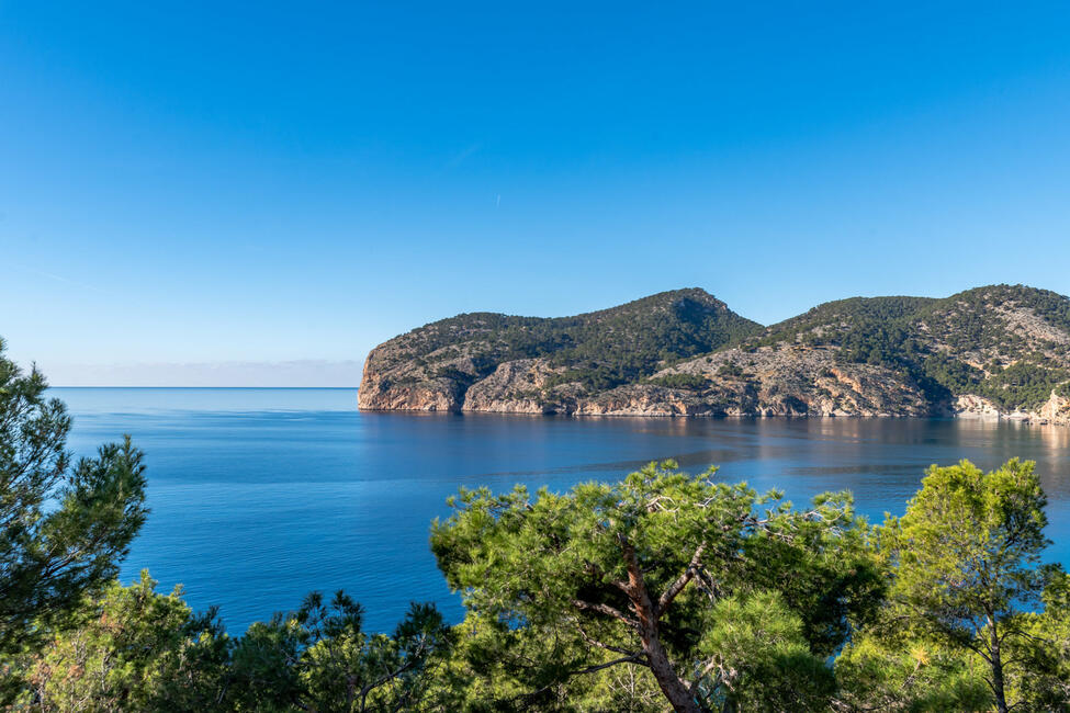 Luxury villa in 1st sea line with rental license in Camp de Mar