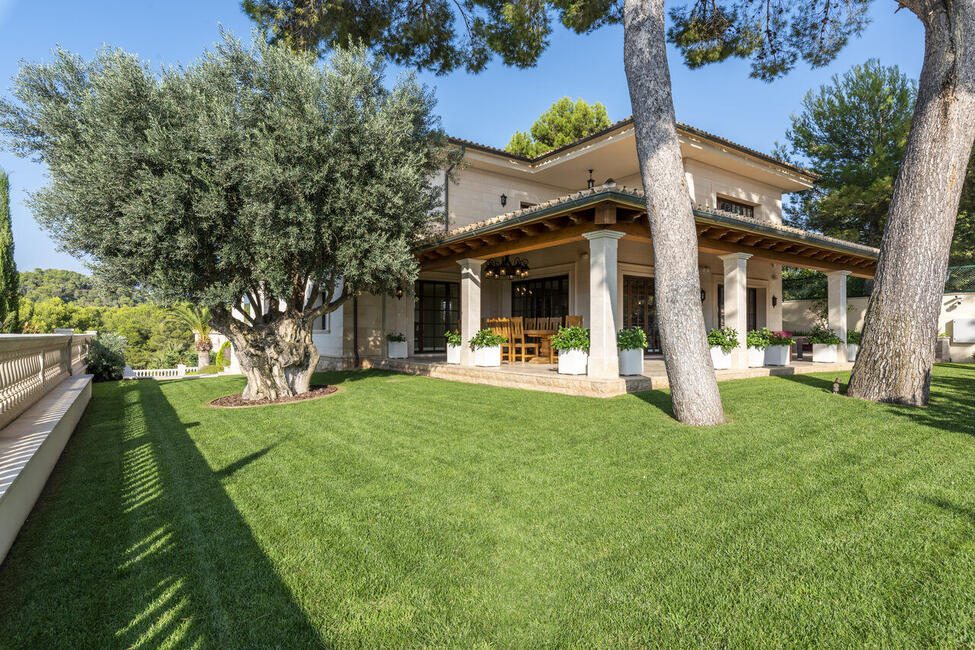 Luxuriöse Villa mit Pool, Meer- und Bergblick, in Strandnähe in Paguera