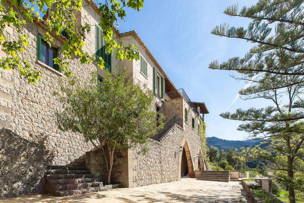 Manor house with vacation license, pool and tennis court in Valldemossa