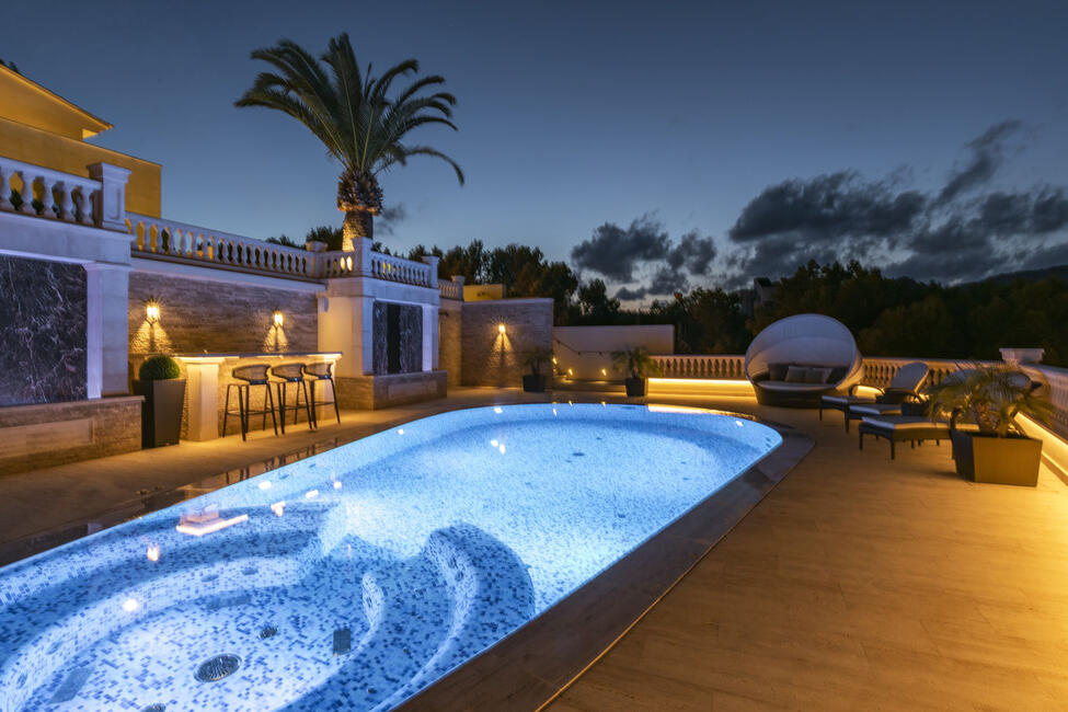 Luxuriöse Villa mit Pool, Meer- und Bergblick, in Strandnähe in Paguera