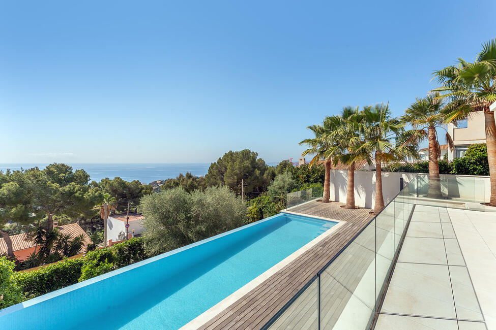 Moderna villa de nueva construcción con piscina e impresionantes vistas al mar en Portals Nous