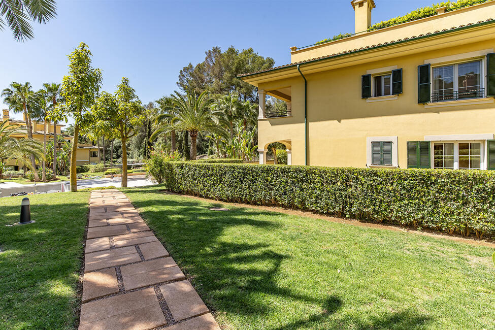 Garden apartment on the golf course with communal pool in Son Vida