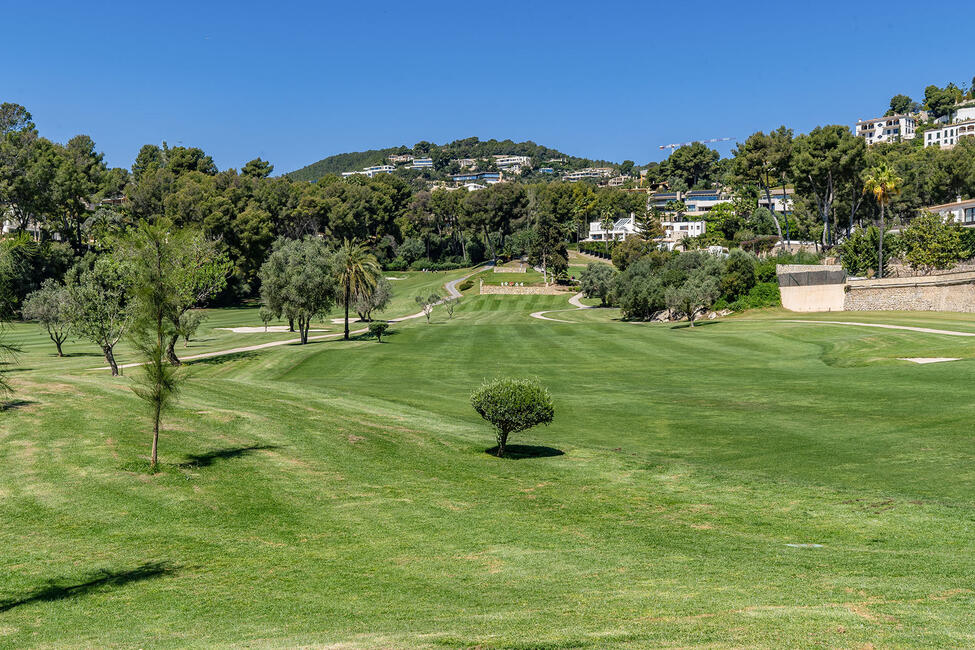 Garden apartment on the golf course with communal pool in Son Vida
