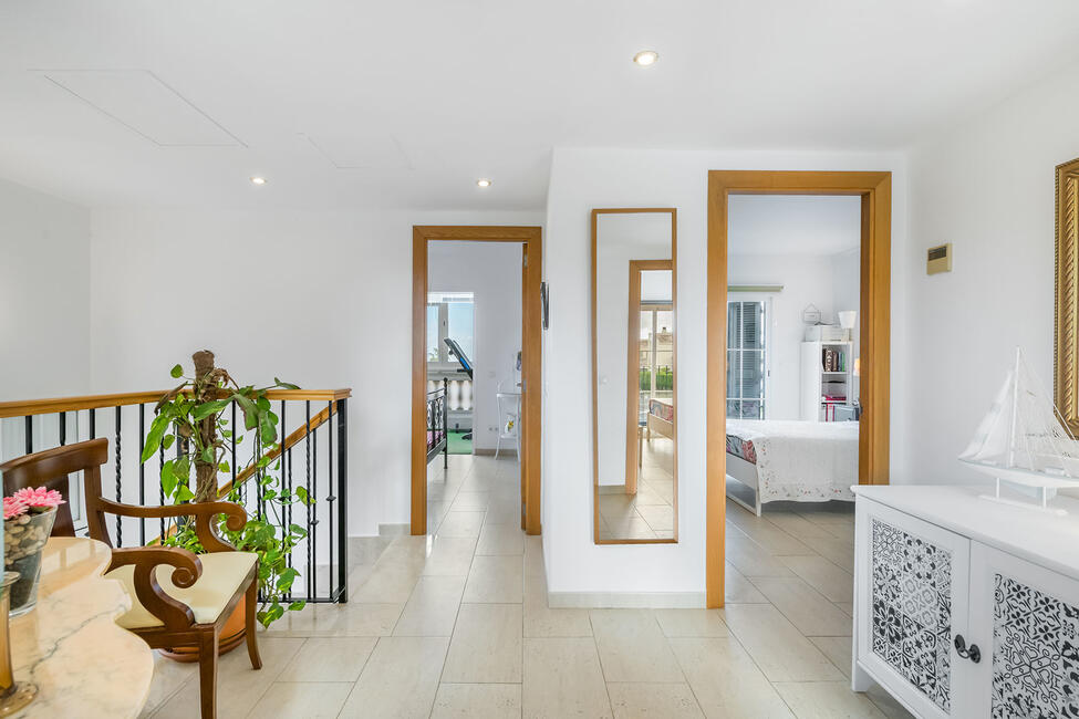 Gepflegte Doppelhaushälfte mit Pool und Dachterrasse in Puig de Ros