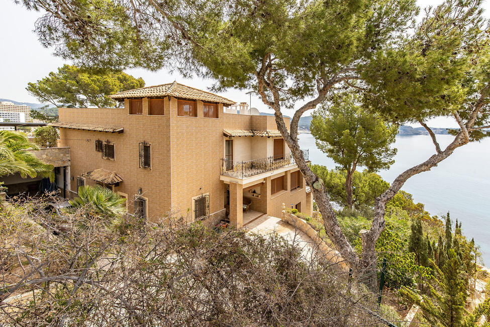 Beeindruckende Villa in 1. Meereslinie und privatem Meerzugang in Cala Fornells