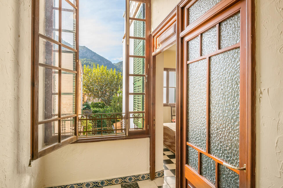 Casa de pueblo mallorquina con encanto rústico y vistas a la montaña en Soller