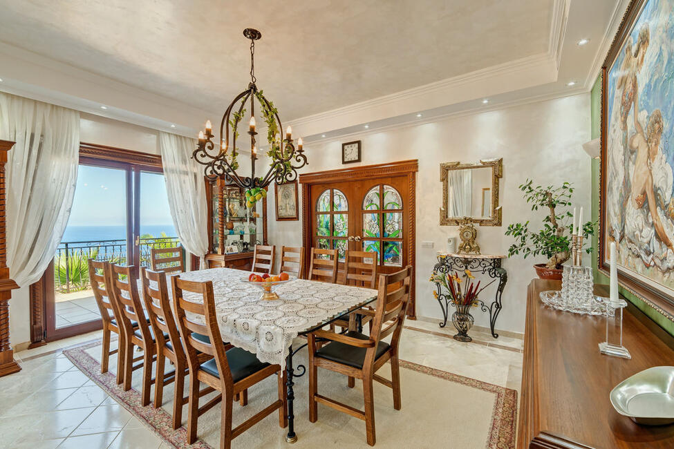 Luxuriöse Villa mit Pool und spektakulärem Meerblick in Puerto Andratx