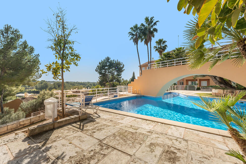 Dúplex reformado con piscina privada cerca del campo de golf en Bendinat