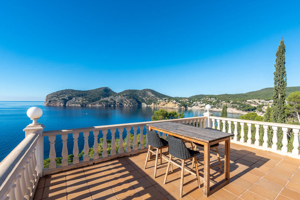 Luxury villa in 1st sea line with rental license in Camp de Mar