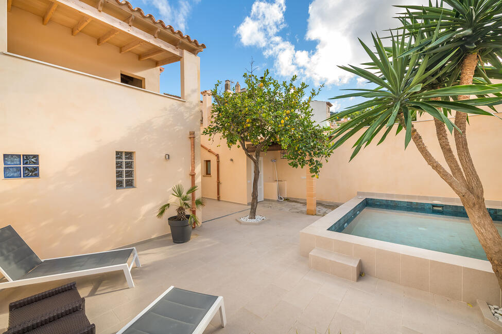 Schickes Stadthaus mit Ferienvermietlizenz und Patio mit Pool in Capdepera